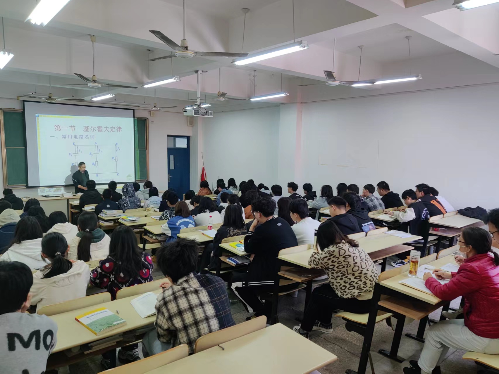 交通工程學(xué)院開展院級公開課活動(dòng) ——沈利新老師講《基爾霍夫電壓定律》