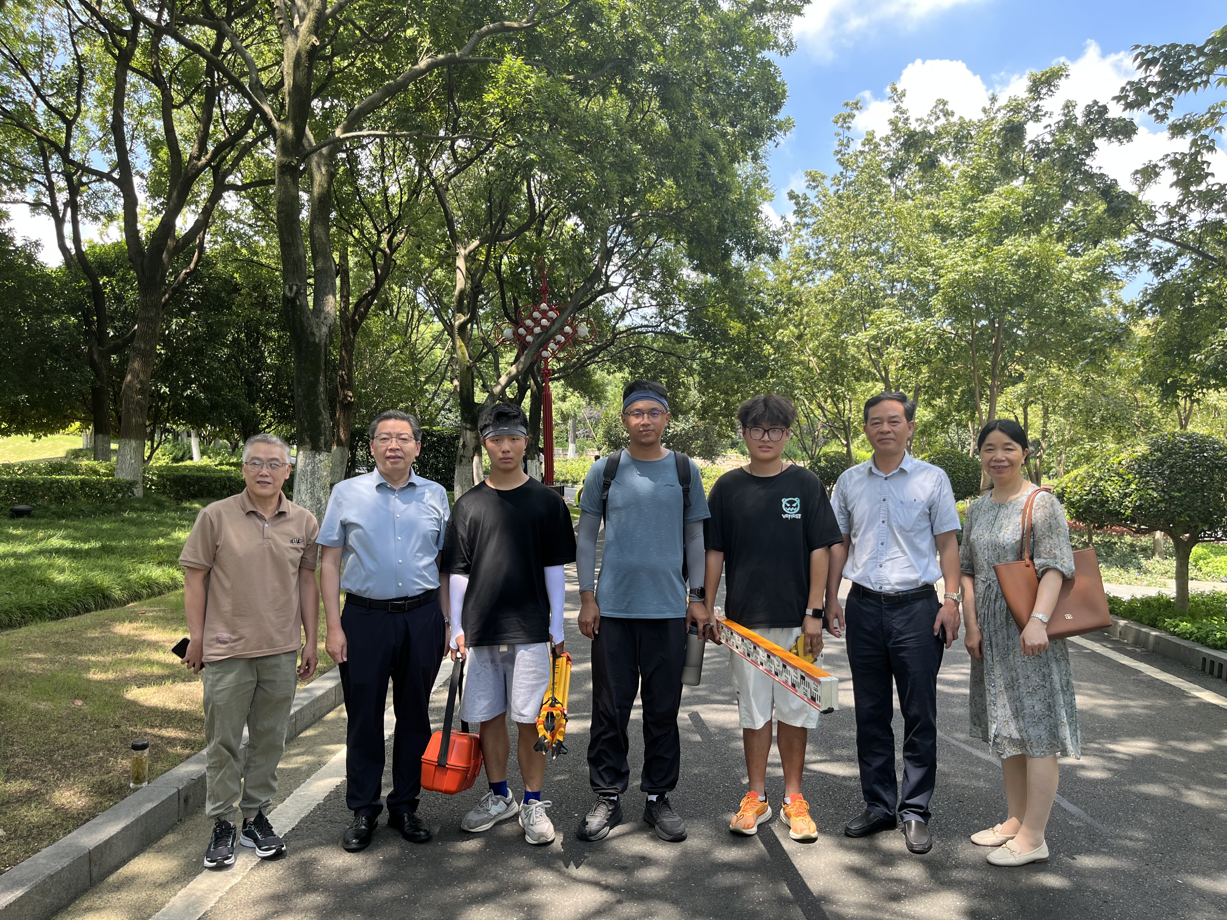 校領(lǐng)導(dǎo)赴溧陽看望慰問“工程測量”技能大賽國賽集訓(xùn)師生