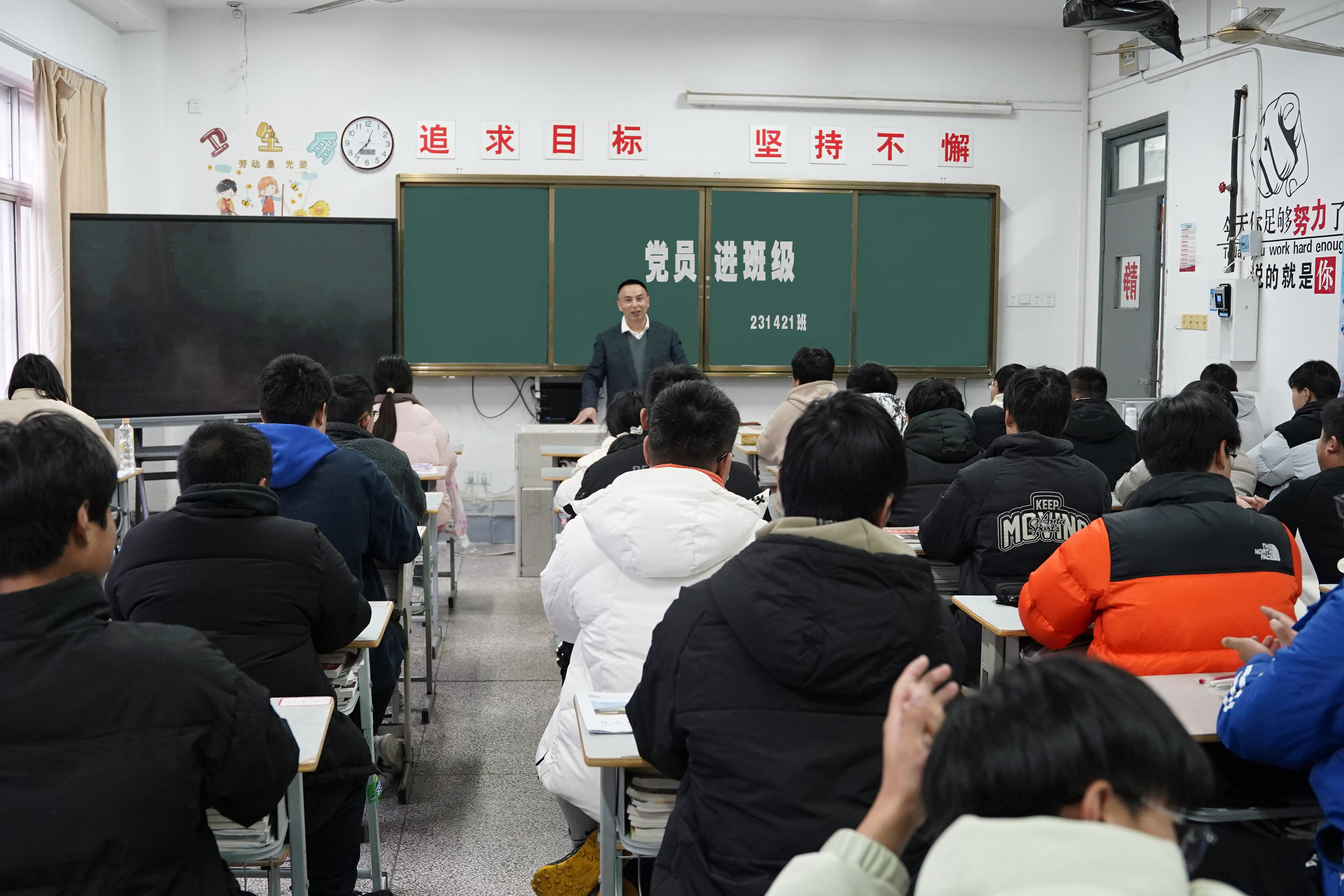 校長、黨委書記李進(jìn)深入聯(lián)系班級(jí)參加主題班會(huì) --講授“幸福人生路--職業(yè)生涯規(guī)劃輔導(dǎo)”