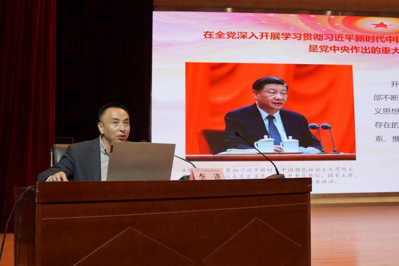 學(xué)校黨委書記、校長李進(jìn)為學(xué)生講授《形勢與政策》課