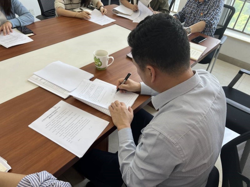 行政第四黨支部深入學(xué)習(xí)中央八項(xiàng)規(guī)定精神筑牢廉潔從教、招生防線