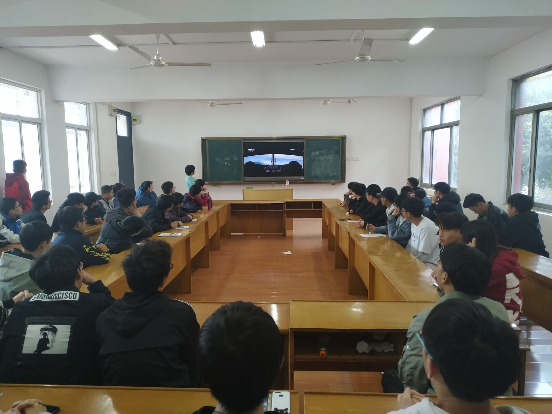 弘揚(yáng)民族精神，奏響愛國樂章
