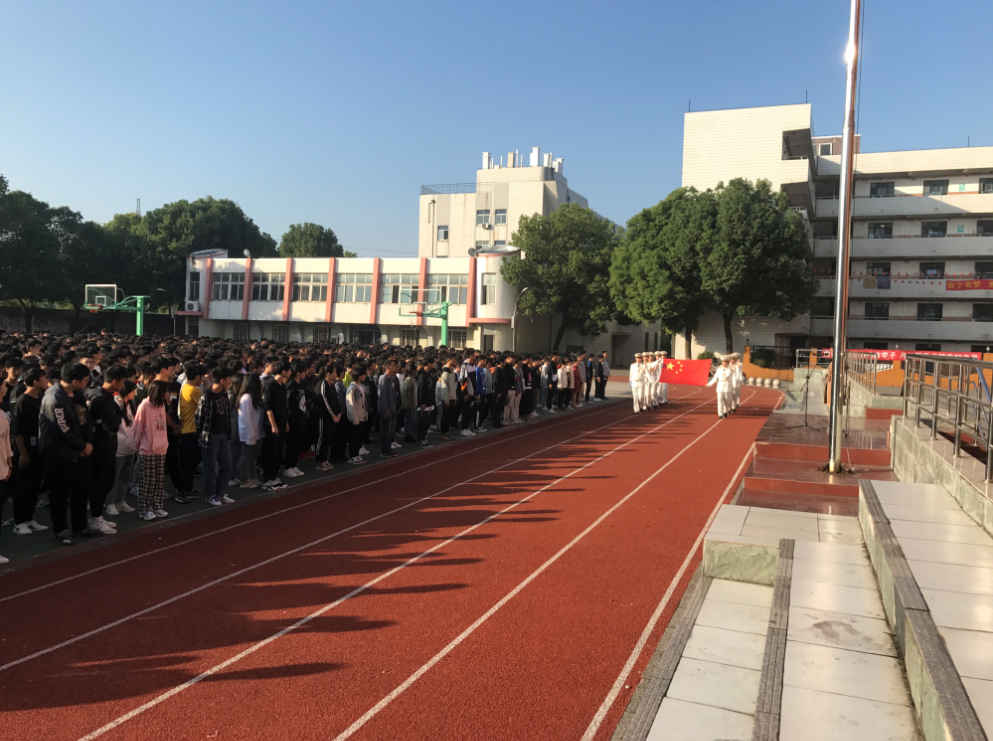 機械工程學(xué)院舉行新學(xué)期首次升旗儀式