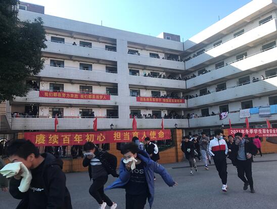 錫澄校區(qū)舉行冬季學(xué)生宿舍消防應(yīng)急疏散演練