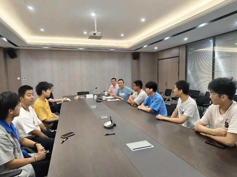 實(shí)地走訪送溫暖 深切關(guān)懷助成長
