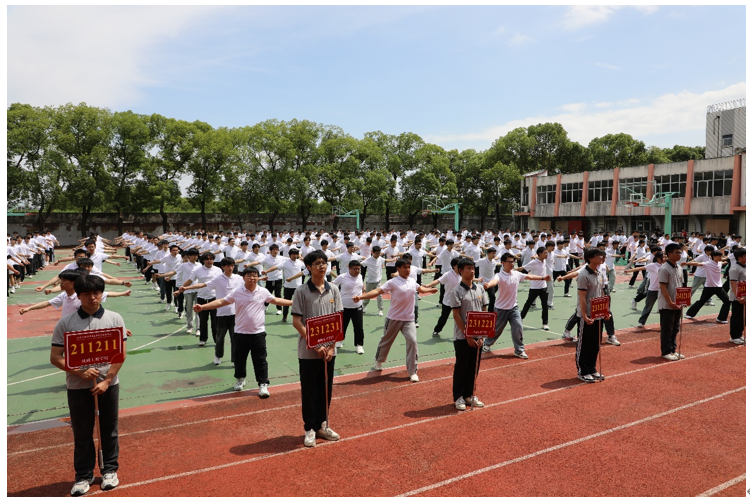 每天鍛煉一小時，健康工作 50 年，幸福生活一輩子 ---機械工程學(xué)院首屆廣播體操比賽
