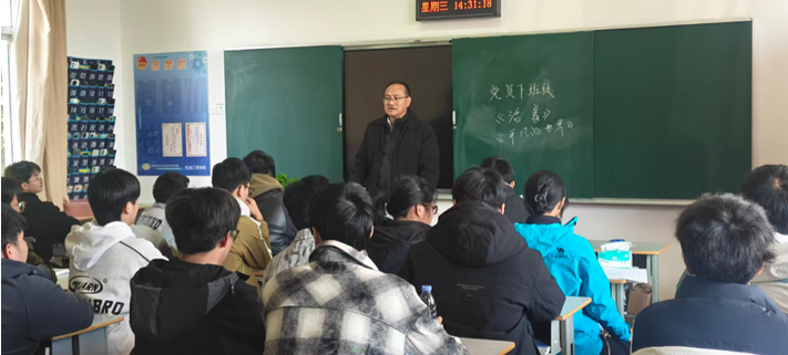 黨員下沉班級 初心護(hù)航成長         ——記251211班黨員教師徐小國