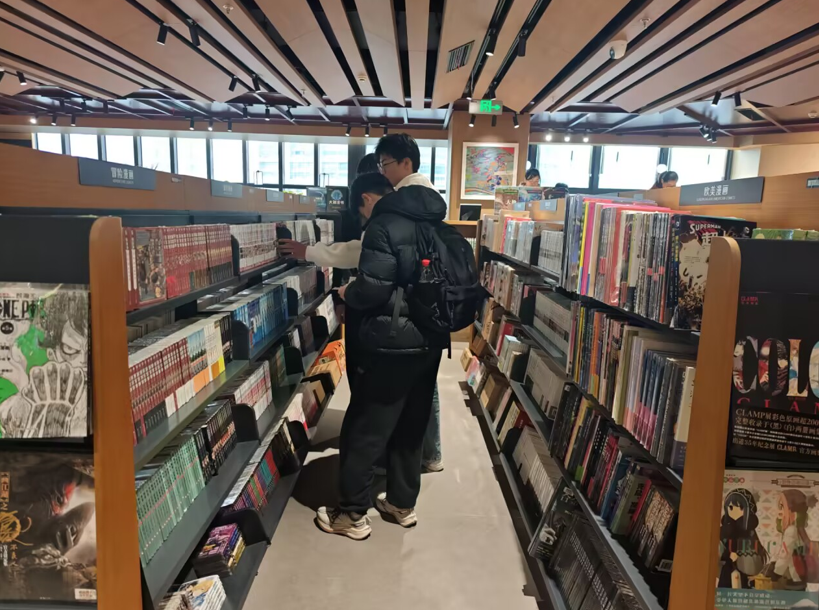 書店“打卡”新潮流  交校學(xué)子齊勤奮 ----241211班讀書行