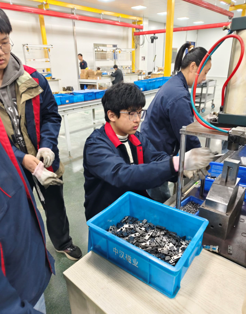《勞動實踐》新舉措，產(chǎn)教融合開新局 ——251211班赴企業(yè)勞動實踐