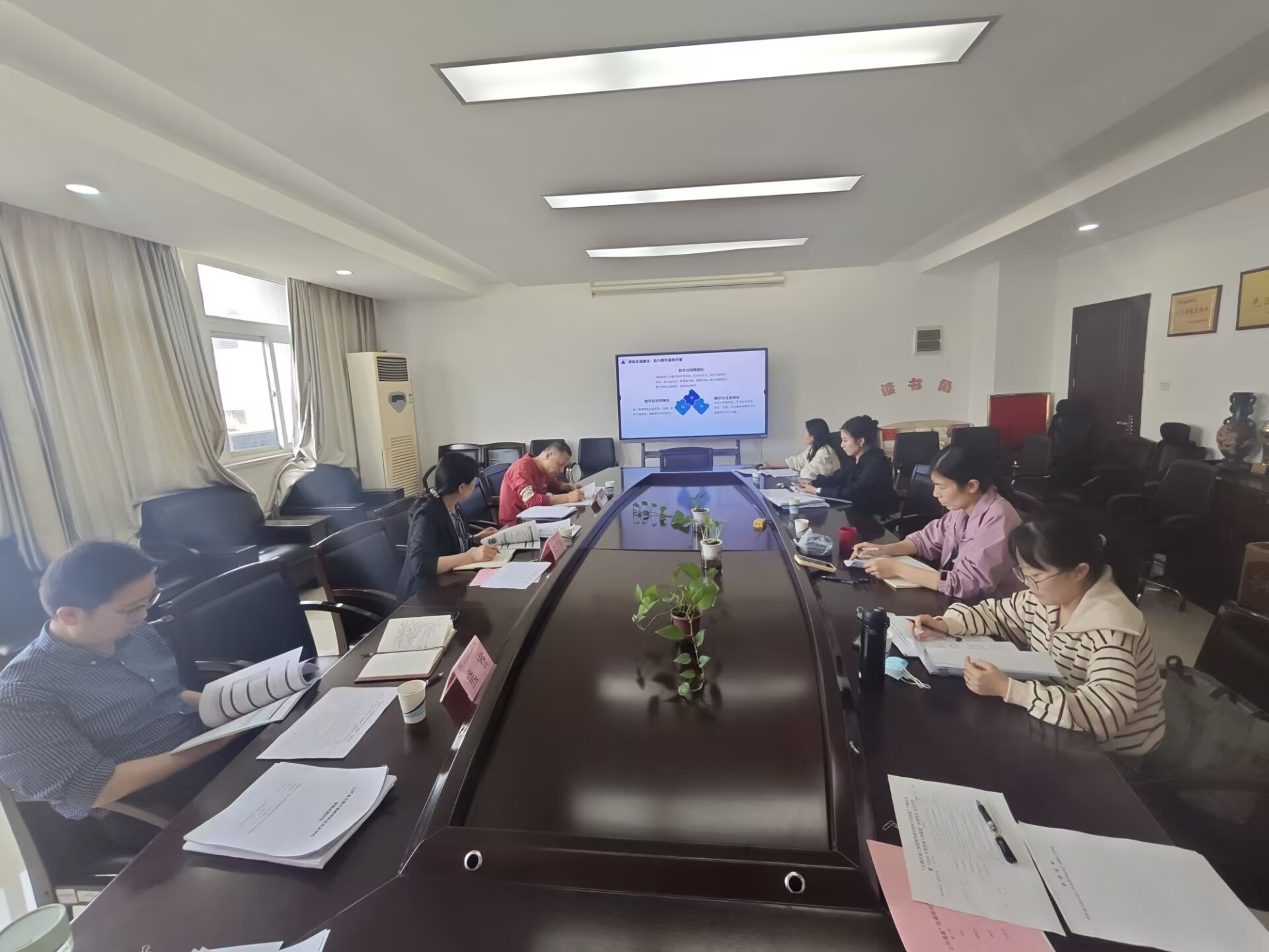 學(xué)校召開2024年度校級立項課題結(jié)題鑒定會