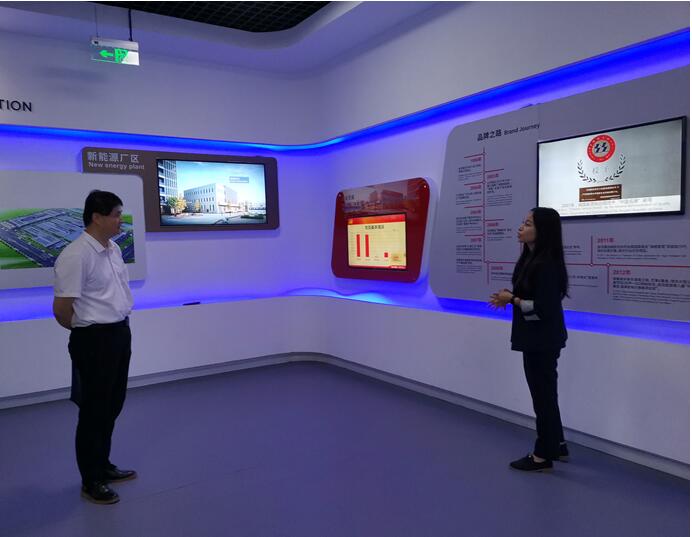 學(xué)校黨委委員、副校長邢勇一行赴金龍聯(lián)合汽車工業(yè)（蘇州）有限公司考察調(diào)研