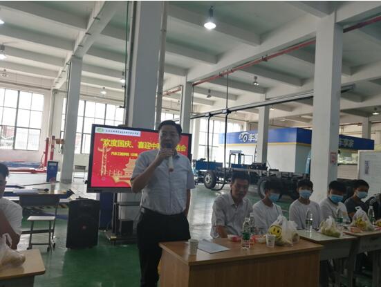 金秋送爽，校黨委書記、校長李虎攜汽車工程云南、陜西籍學生一起歡度國慶、中秋