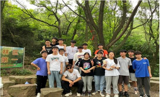 191511班開展撿垃圾促環(huán)?；顒?dòng)