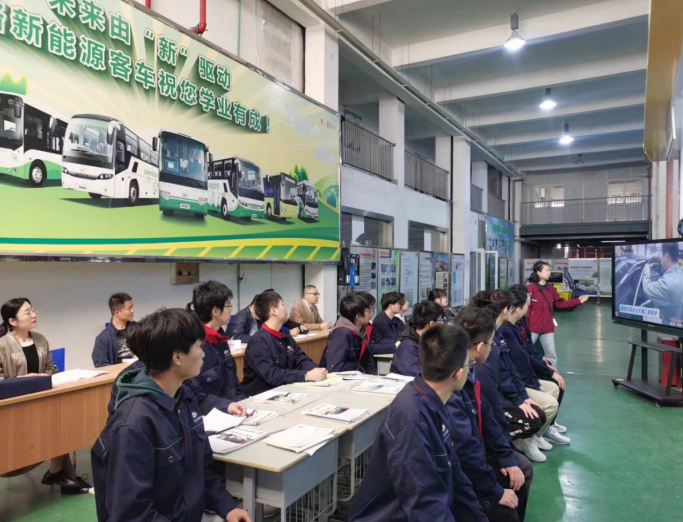 聚焦課堂樹榜樣 促進交流展風(fēng)采 —汽車專業(yè)薛紅華老師為陜西中職校領(lǐng)導(dǎo)一行開展示范展示課