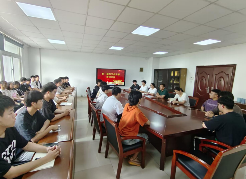 汽車工程學(xué)院組織召開新一屆學(xué)生會干部培訓(xùn)會議