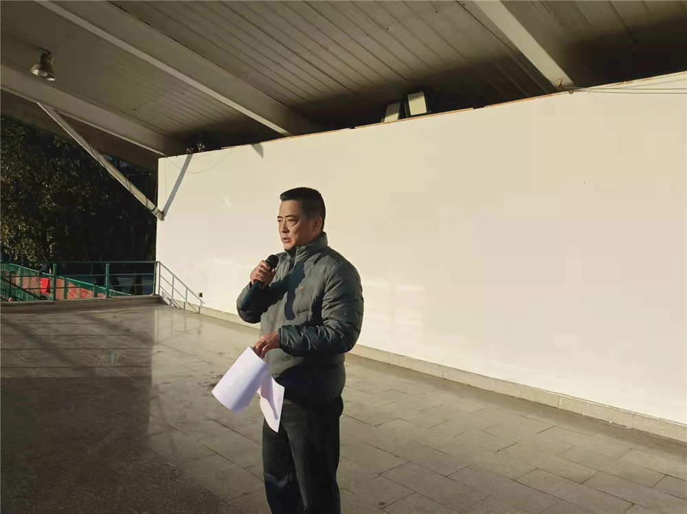 學(xué)校舉行紀(jì)念“南京大屠殺死難者國(guó)家公祭日”主題升旗儀式