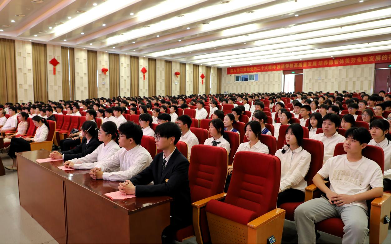 學(xué)校舉辦2025年上半年新團(tuán)員入團(tuán)儀式