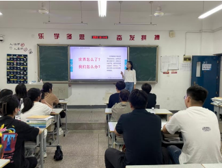黨員進班級宣講習近平新時代中國特色社會主義思想