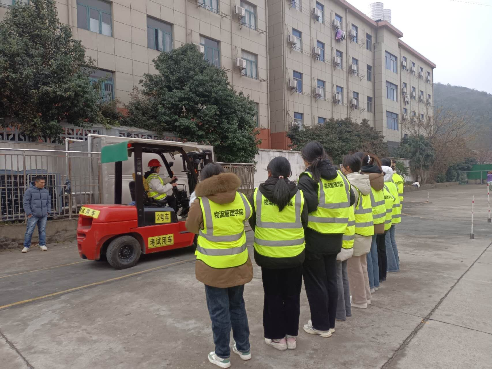 物流管理學(xué)院201712班叉車駕駛員考證培訓(xùn)圓滿成功