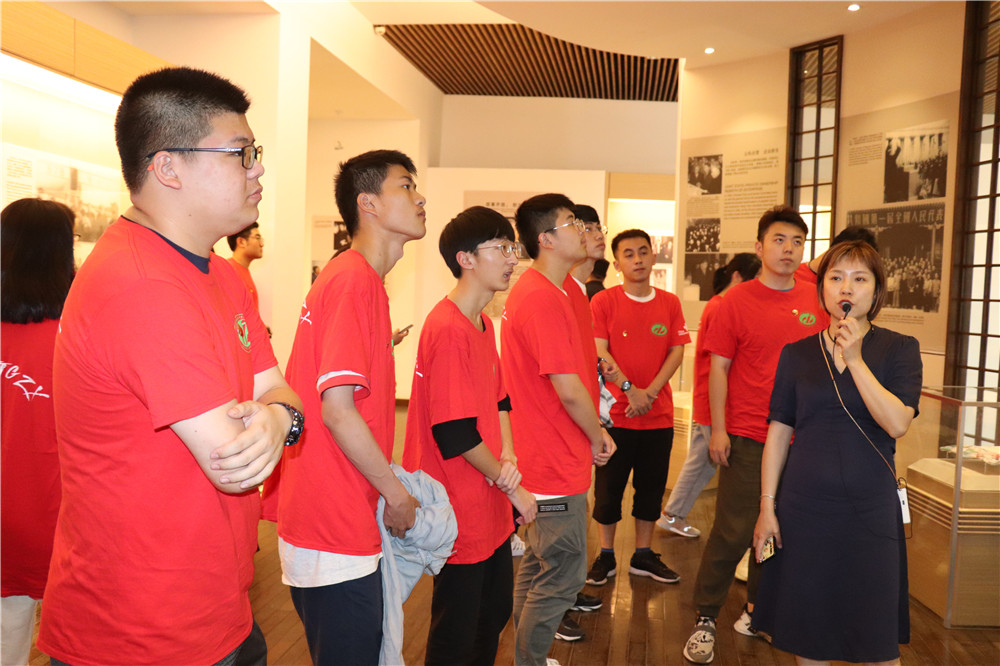 校團委組織團員赴榮毅仁紀念館開展主題團日活動