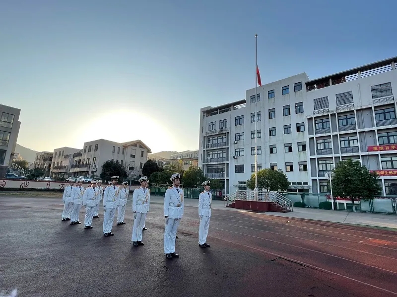 學(xué)校舉行紀(jì)念“南京大屠殺死難者國(guó)家公祭日”主題升旗儀式