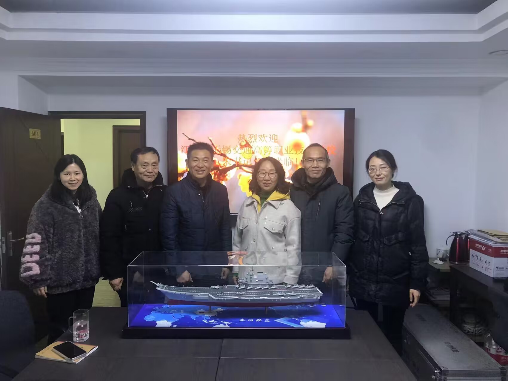 江蘇省交通運(yùn)輸企業(yè)協(xié)會向?qū)W校捐贈“遼寧艦”船模