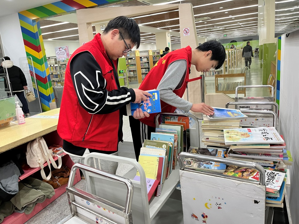 機(jī)械工程學(xué)院組織學(xué)生參加無(wú)錫市圖書館“文明義工”志愿服務(wù)活動(dòng)