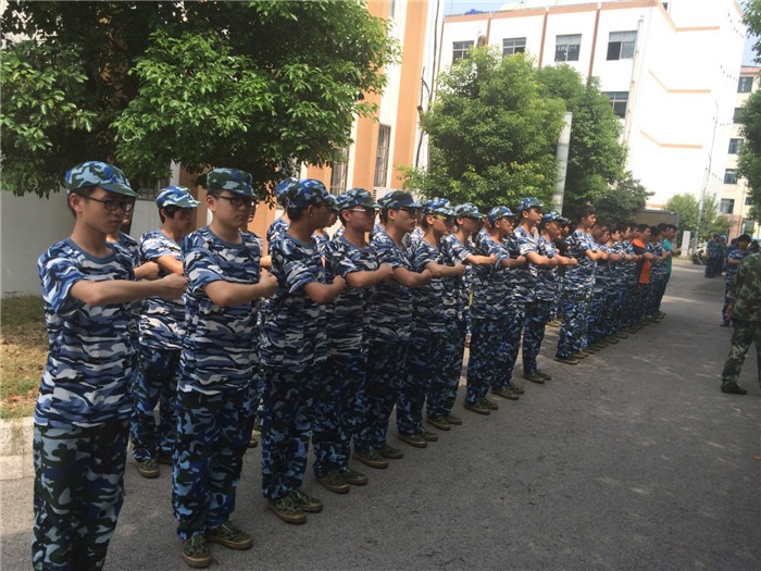 我校2014級新生軍訓(xùn)隊(duì)列訓(xùn)練場景、內(nèi)務(wù)評比、黑板報評比優(yōu)秀成果
