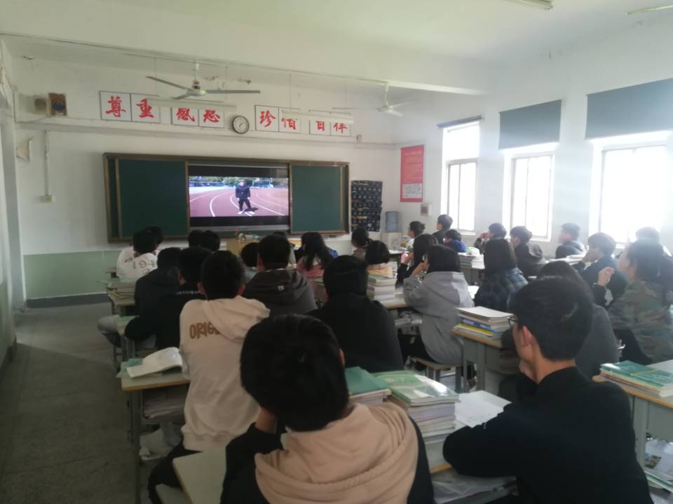 信息管理學(xué)院觀看運動會安全教育視頻