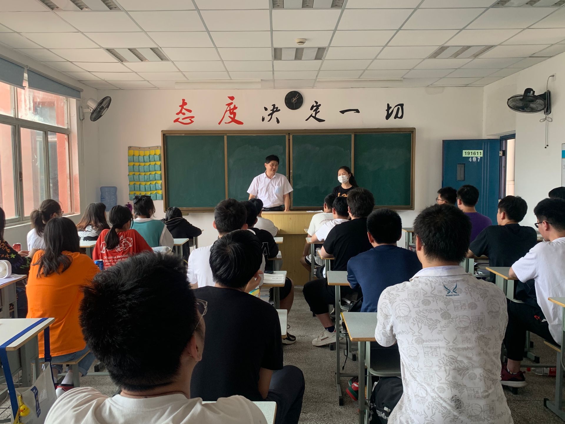 副校長邢勇深入信息管理學(xué)院191611班參加誠信教育主題班會