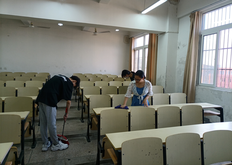 以心迎新，同心起航 ——信息管理學(xué)院組織師生共同打掃教室衛(wèi)生