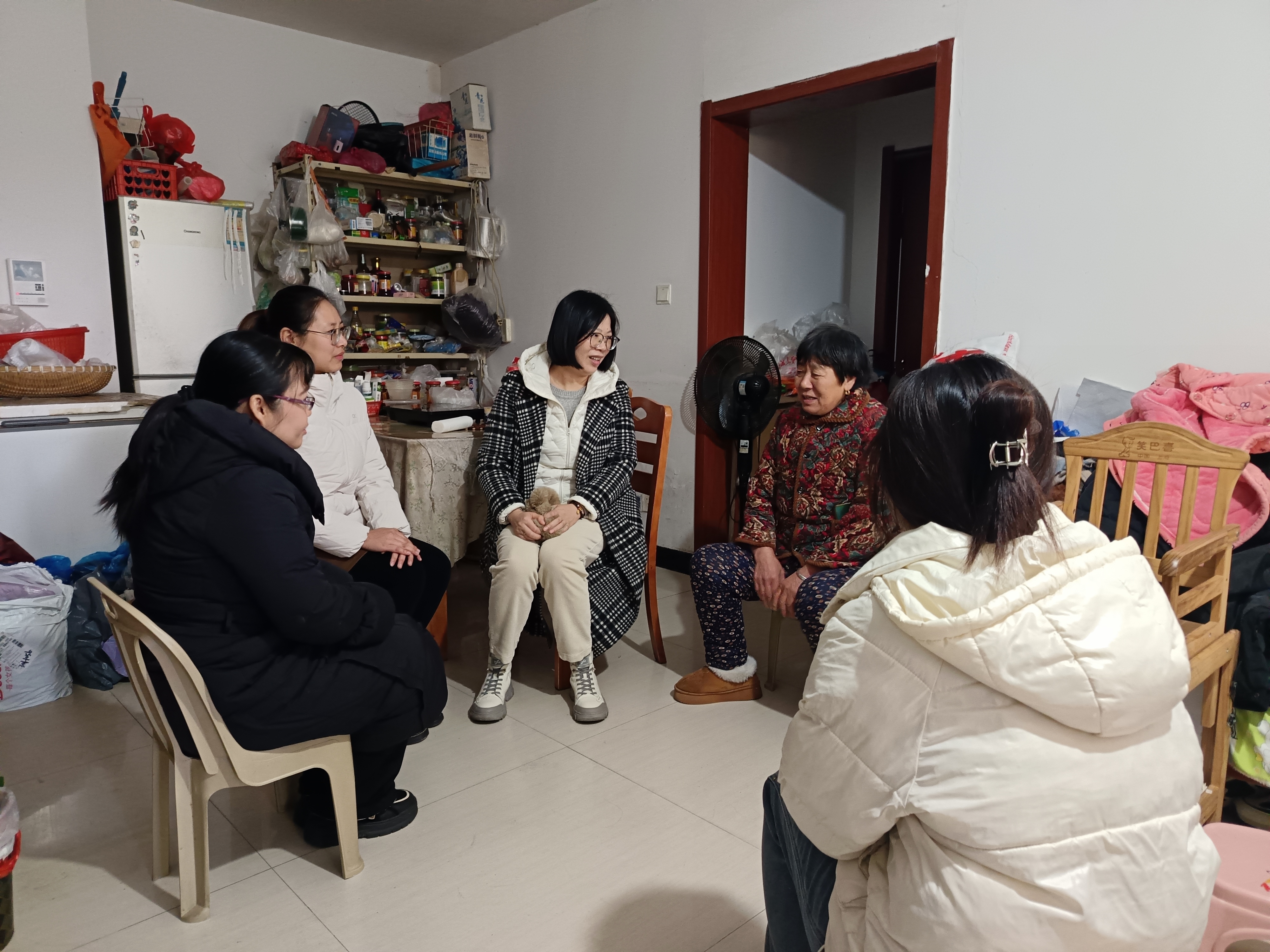 信息管理學(xué)院開展寒假“送年貨、傳溫情、報(bào)喜訊”專項(xiàng)慰問(wèn)家訪活動(dòng)