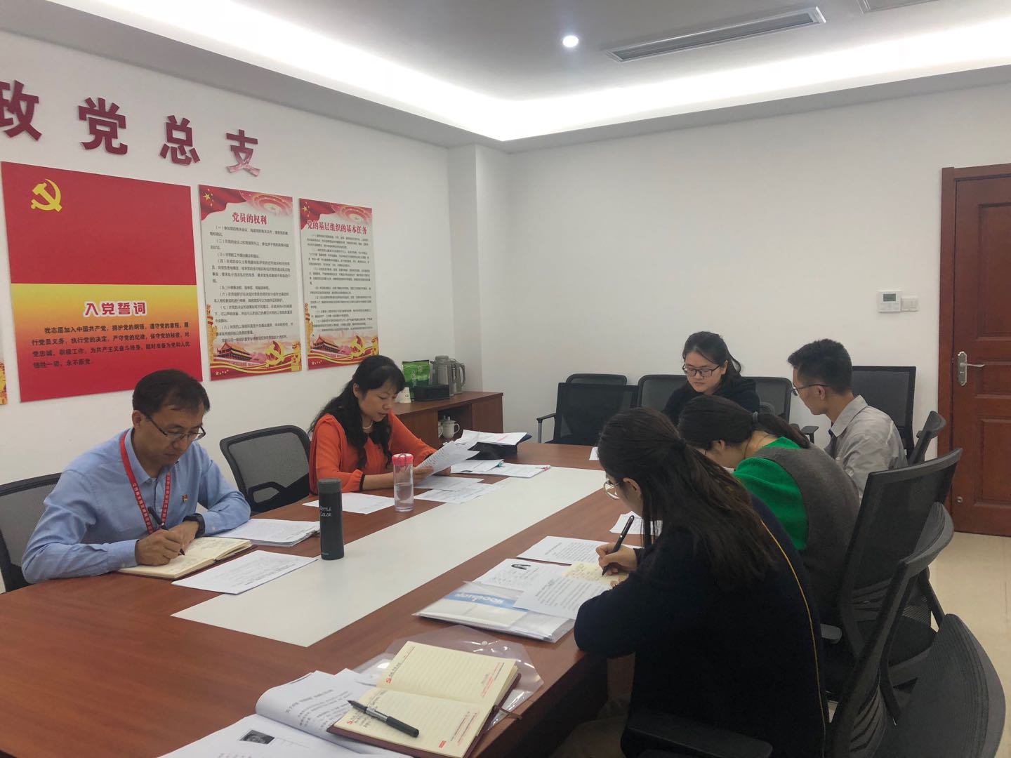 組織人事處黨支部“初心是什么、使命干什么、奮斗比什么”專(zhuān)題討論與“四重四亮”活動(dòng)順利舉行