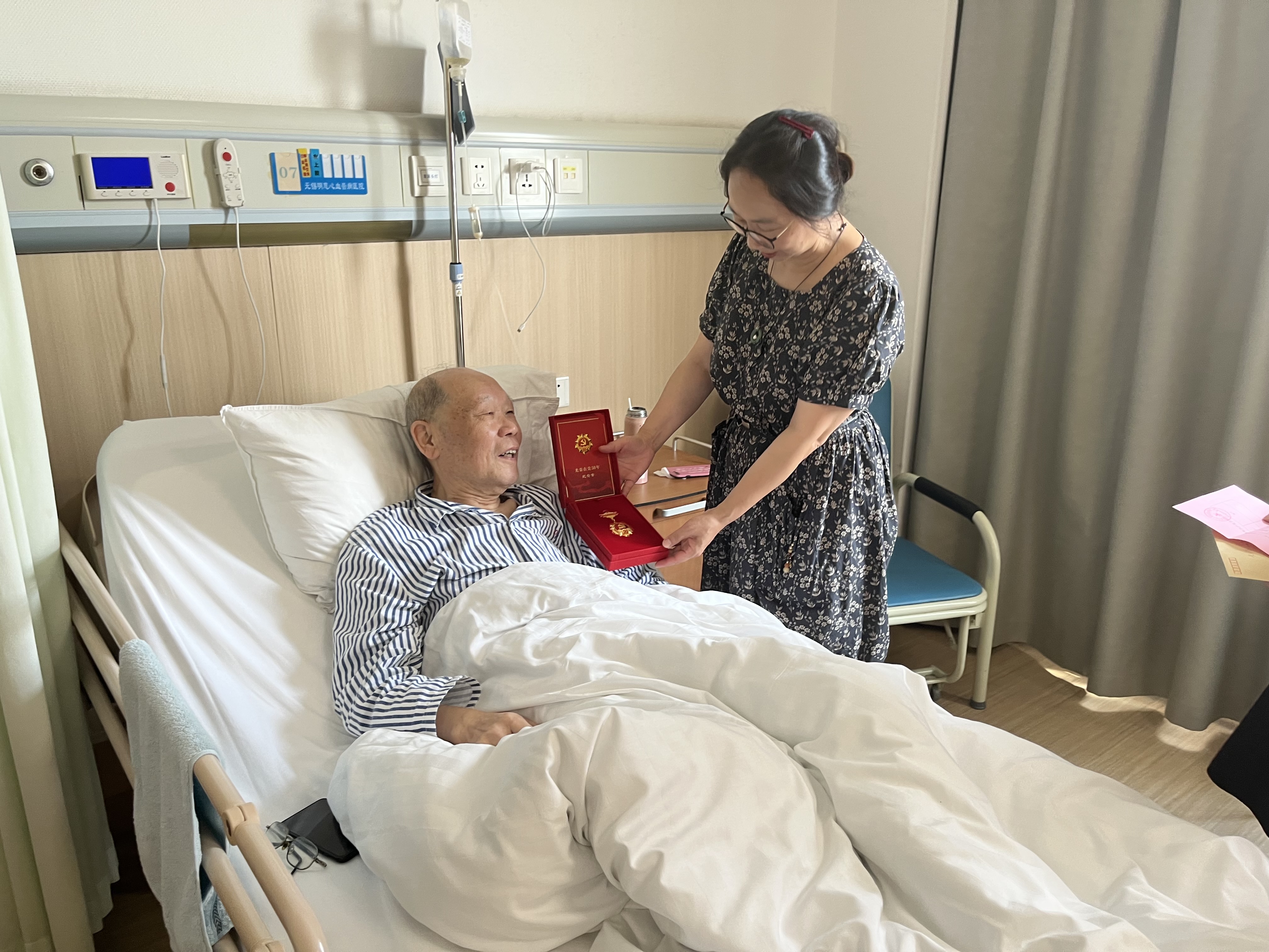 學?！捌咭弧弊咴L慰問生活困難黨員和老黨員