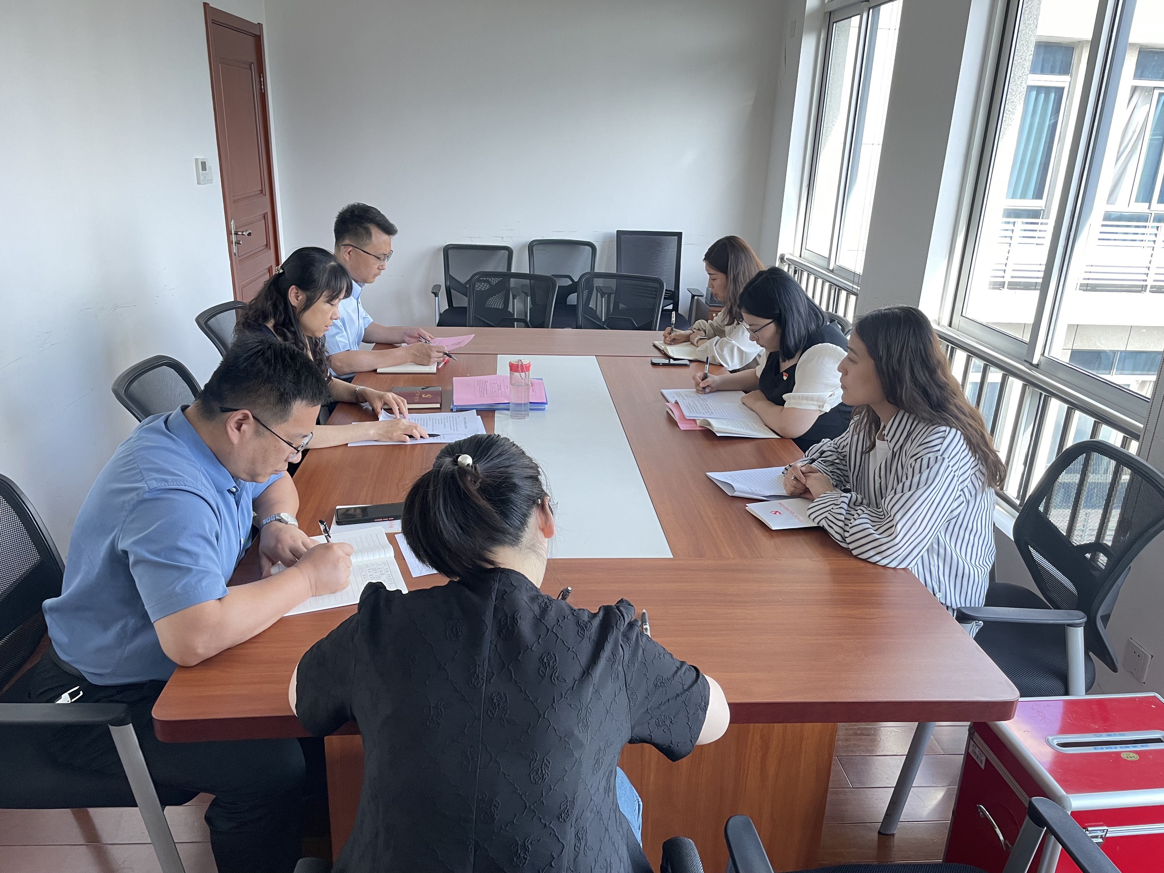行政第二黨支部召開黨紀學習教育專題學習會議
