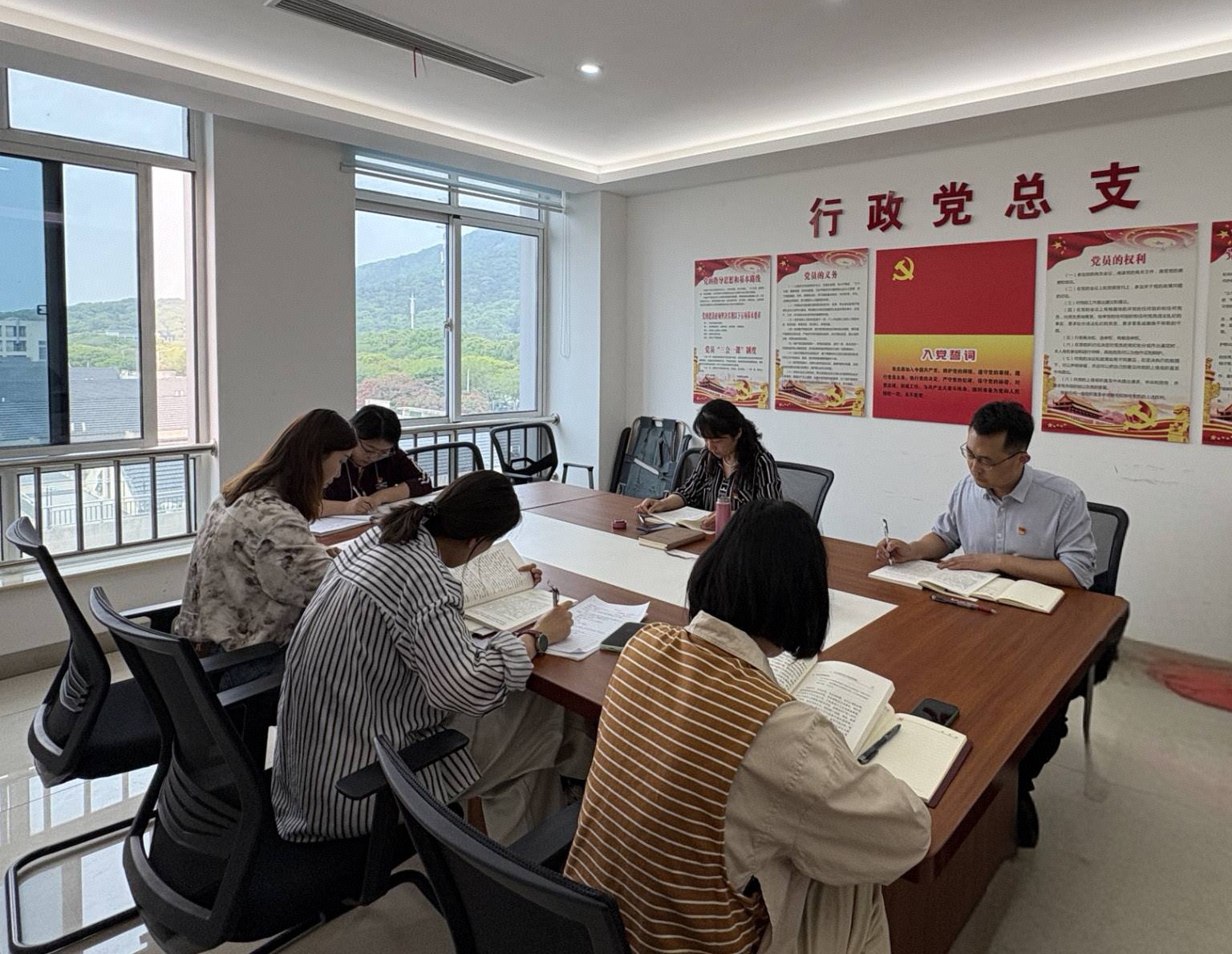 行政第二黨支部開展“輪流領(lǐng)學(xué)”， 讓政治理論學(xué)習(xí)入腦入心